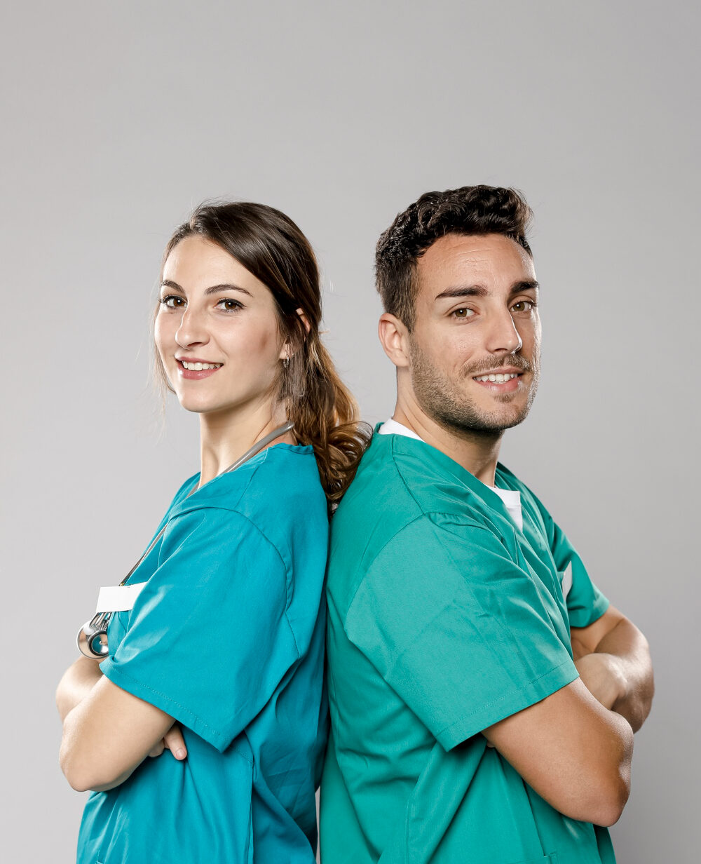 vista-lateral-de-medicos-sorridente-posando